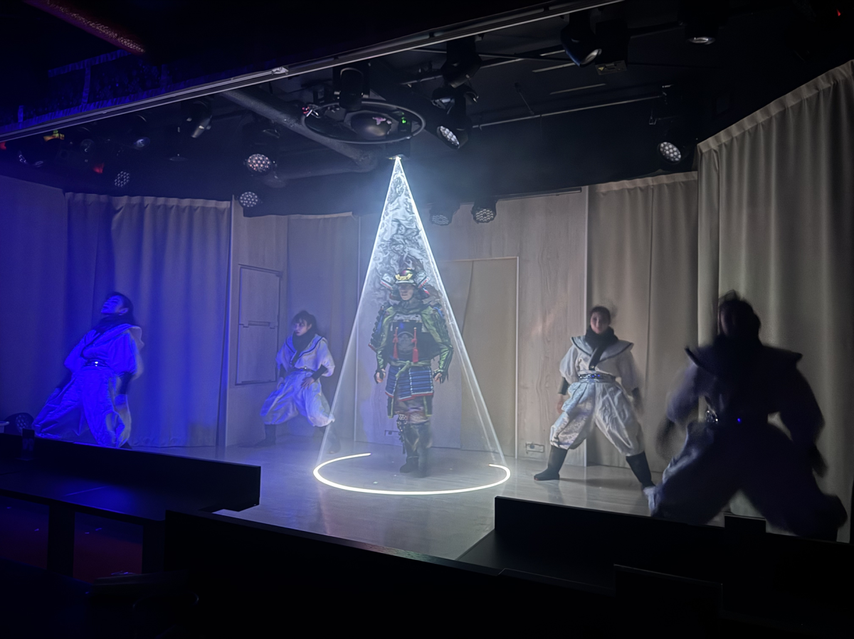 サムライが閃光の中戦う気迫あふれる演目